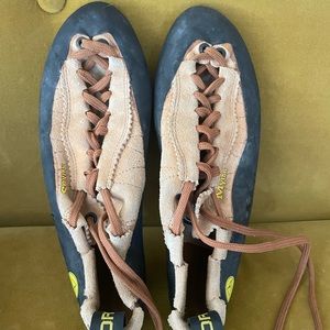 La Sportiva Mythos climbing shoes, size EU 40, US mens 7.5 US womens 9